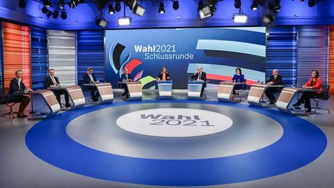 Die Spitzenkandidaten vor der Bundestagswahl im TV-Studio bei der "Schlussrunde". (AFP)