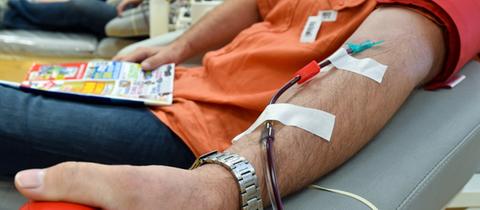 Ein Mann spendet bei der Blutspende. (dpa)