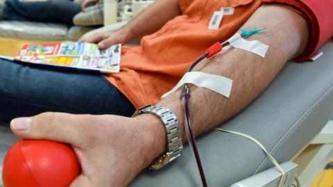 Ein Mann spendet bei der Blutspende. (dpa)