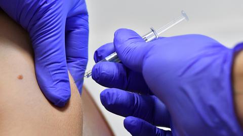 Eine Patientin lässt sich in einer Polyklinik gegen Grippe impfen. (dpa)