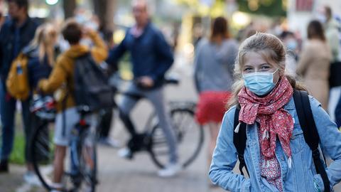 Kinder an einer Straße in Straßburg (AP)