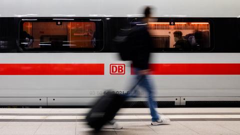 Zugreisendr vor einem ICE im Berliner Hauptbahnhof (dpa)
