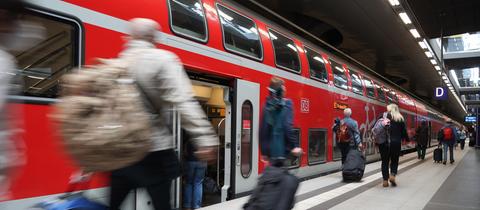 Reisende steigen in einen Regionalexpress nach Angermünde. (dpa)