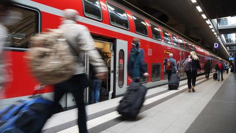 Reisende steigen in einen Regionalexpress nach Angermünde. (dpa)