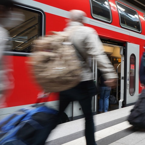 Reisende steigen in einen Regionalexpress nach Angermünde. (dpa)