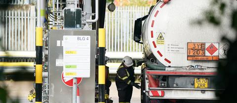Ein Tankwagen wird im Öllager Buncefield befüllt. (dpa)