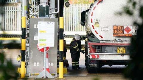 Ein Tankwagen wird im Öllager Buncefield befüllt. (dpa)