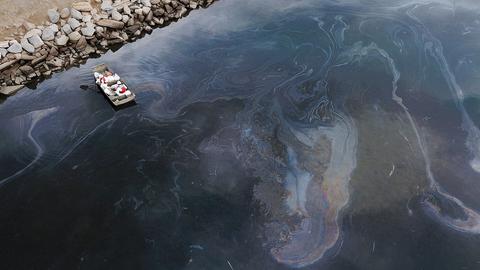 Umweltschutzteams, die nach einem Ölunfall im Pazifischen Ozean in Huntington Beach das Öl beseitigen. (AFP)
