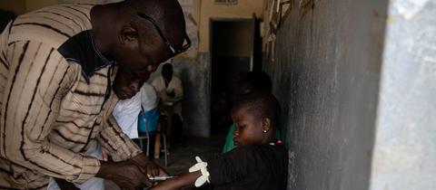 Ein Mädchen bekommt eine Impfung gegen Malaria. (AFP)