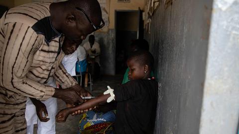 Ein Mädchen bekommt eine Impfung gegen Malaria. (AFP)