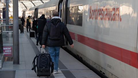 Reisende steigen am Hauptbahnhof in Berlin in einen Fernzug. (dpa)