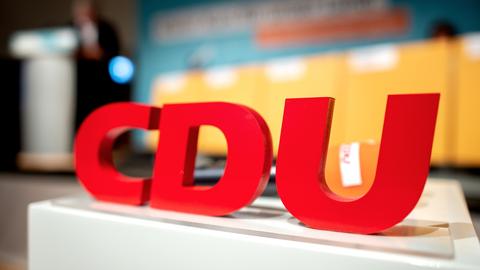 Das CDU-Logo steht beim Kleinen Parteitag der CDU Niedersachsen im Weserbergland-Zentrum auf einem Rednerpult. (dpa)