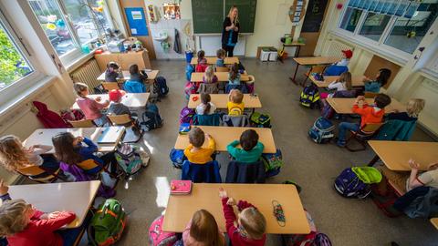 Schüler eine Grundschulklasse in Dresden sitzen an ihren Tischen. (dpa)