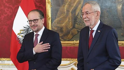 Österreichs Bundeskanzler Schallenberg und Bundespräsident Van der Bellen (AFP)