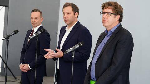 SPD-Generalsekretär, Volker Wissing, FDP-Generalsekretär, und Michael Kellner, Bundesgeschäftsführer von Bündnis 90/Die Grünen (EPA)