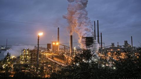 Rauchende Schlote vor dunklem Himmel  einer Kokerei von ThyssenKrupp in Duisburg (Archivbild: Januar 2020). (AP)