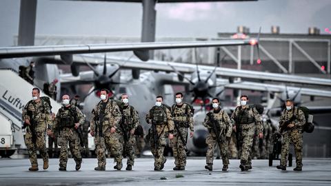 Bundeswehr-Soldaten aus Afghanistan nach der Rückkehr in Wunstorf. (EPA)