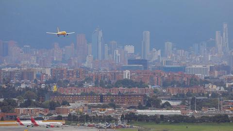 Ein Flugzeug fliegt auf Bogota zu. (picture alliance/dpa/colprensa)