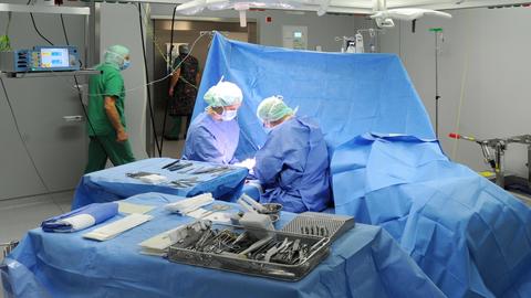 Zwei Ärzte arbeiten in einem Operationssaal im Roten-Kreuz-Krankenhaus in Bremen. (dpa)