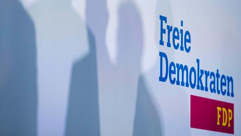 Schatten sind neben dem Logo der Freien Demokratischen Partei Deutschlands zu sehen. (EPA)