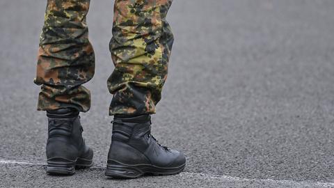Blick auf die Stiefel eines Angehörigen der Bundeswehr (picture alliance/dpa/dpa-Zentral)