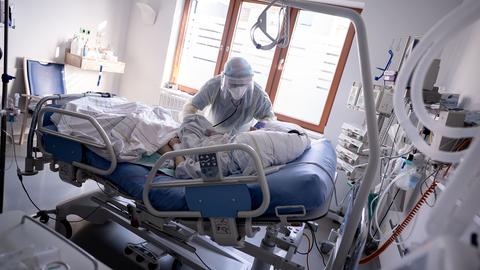 Ein Intensivpfleger arbeitet auf der Intensivstation des Krankenhauses Bethel Berlin an einer an Covid-19 erkrankten Patientin. (Archivbild: 20.04.2021) (dpa)