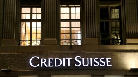 Schriftzug der Schweizer Großbank Credit Suisse ist an einem Gebäude angebracht (REUTERS)