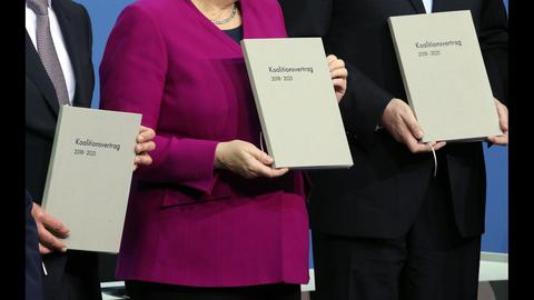 Der Koalitionsvertrag der Großen Koalition, präsentiert am 12. März 2018. (dpa)
