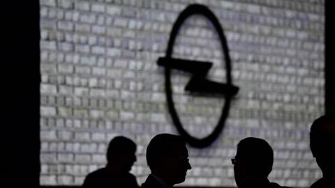 Silhouetten von Menschen vor einem Opel-Logo (AFP)