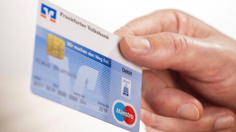 Hand mit Girocard und Maestro Logo (picture alliance / Klaus Ohlensc)