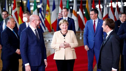 Bundeskanzlerin Angela Merkel beim EU-Gipfel in Brüssel umringt vom EU-Ratspräsidenten Charles Michel (l.) und dem französischen Präsidenten Emmanuel Macron. (REUTERS)