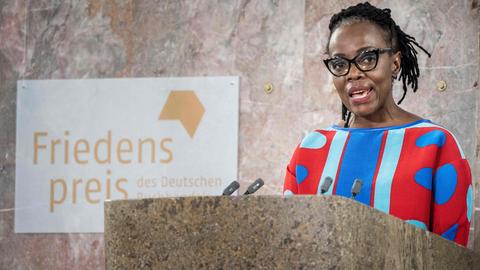 Tsitsi Dangarembga (M) aus Simbabwe erhält in der Frankfurter Paulskirche den Friedenspreis des Deutschen Buchhandels. (AFP)