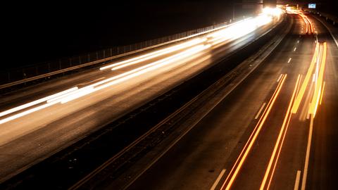 Eine Autobahn bei Nacht in Langzeitbelichtung (dpa)