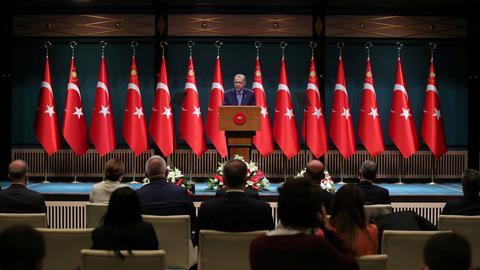 Der türkische Präsident Erdogan gibt vor Reportern ein Statement ab. (via REUTERS)