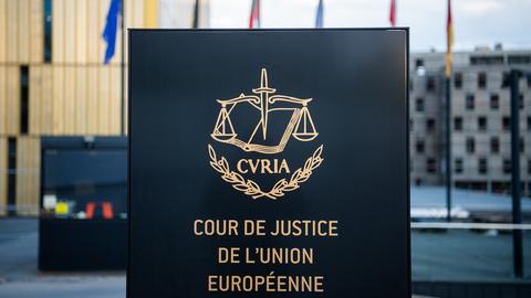 Ein Schild mit der Aufschrift "Cour de Justice de l'Union Européenne" steht vor dem Europäischen Gerichtshof (Archivbild: 15.06.2019) (dpa)