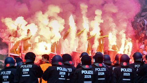 Werder-Fans haben Pyrotechnik gezündet. (picture alliance / Soeren Stache)