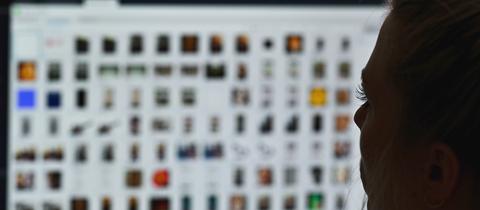 Eine Kriminaloberkommissarin sitzt vor einem Auswertungscomputer bei Ermittlungen gegen Kinderpornografie. (Archivbild) (dpa)