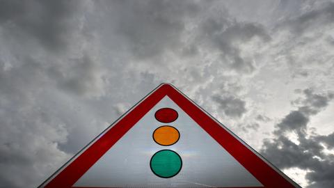 Auf einem Schild in Würzburg wird auf eine Ampel hingewiesen.  (dpa)