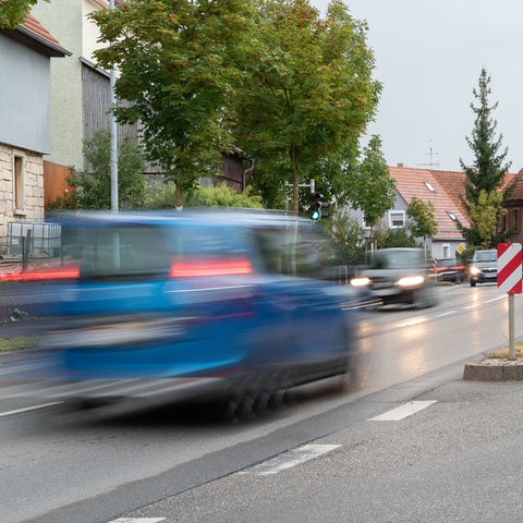 Ein blaues Auto fährt an einer Säule zur Geschwindigkeitsüberwachung vorbei. (picture alliance / Eibner-Pressefoto)
