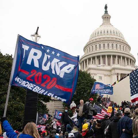 Trump-Anhänger vor dem US-Kapitol in Washington. (Archivbild: 06.01.2021) (AP)