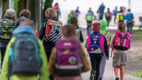 Schulkinder auf dem Weg zur Schule (dpa)