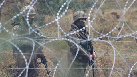 Polnische Sicherheitskräfte an der Grenze zu Belarus (EPA)