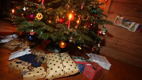 Pakete liegen unter einem geschmückten Weihnachtsbaum (dpa)