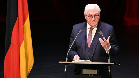 Bundespräsident Frank-Walter Steinmeier spricht im Badischen Staatstheater in Karlsruhe (dpa)