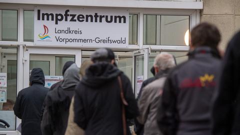 Ein Schild mit dem Schriftzug "Impfzentrum" weist den Weg zum Corona-Impfstützpunkt des Landkreis Vorpommern-Greifswald in Greifswald. (dpa)