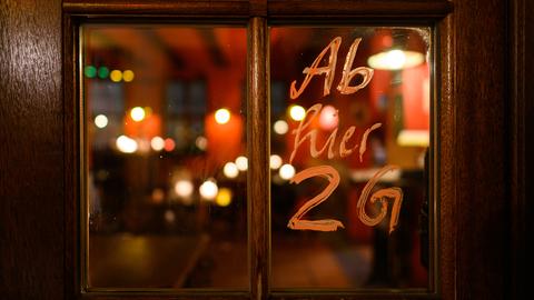 An der Tür eines Restaurants steht "Ab hier 2G" geschrieben. (dpa)