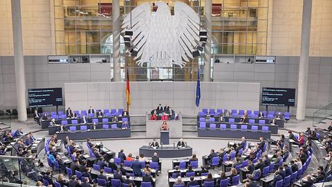 Bundestagsdebatte zum neuen Infektionsschutzgesetz in der Corona-Pandemie (dpa)