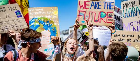 Zahlreiche junge Teilnehmer nehmen an der Klimademonstration Fridays for Future in Aachen in Nordrhein-Westfalen teil. (dpa)