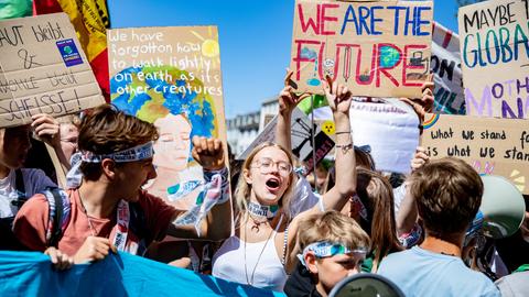 Zahlreiche junge Teilnehmer nehmen an der Klimademonstration Fridays for Future in Aachen in Nordrhein-Westfalen teil. (dpa)
