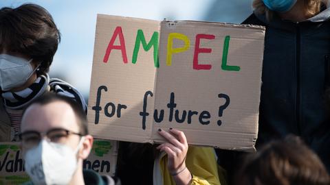 Bei einer Kundgebung von Fridays for Future hält eine Aktivistin ein Plakat mit der Aufschrift: "Ampel for future?" (dpa)
